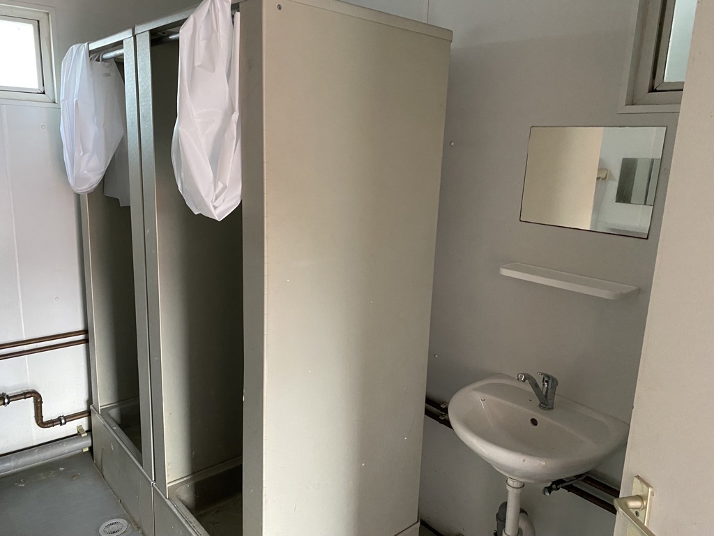 Sanitärcontainer 6m mit Duschen, Toiletten, Urinalen