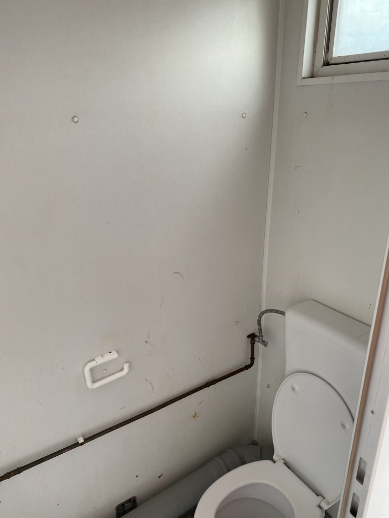 Sanitärcontainer 6m mit Duschen, Toiletten, Urinalen