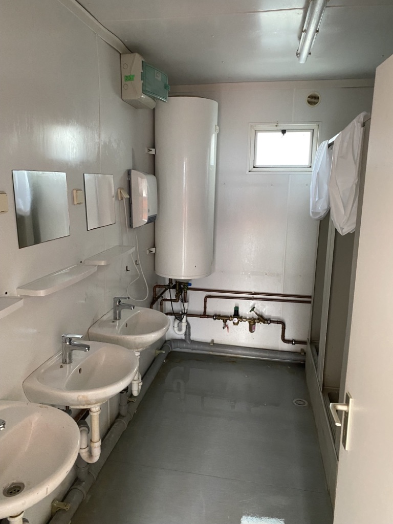 Sanitärcontainer 6m mit Duschen, Toiletten, Urinalen