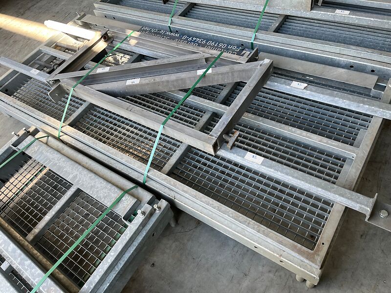 Containerpodest 2,44m x 1,08m mit Zubehör | so001336 I24